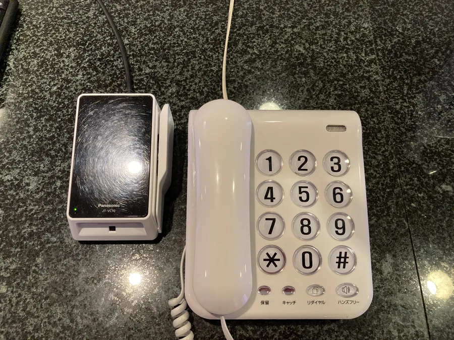 ロビーカウンターのフロント直通電話
