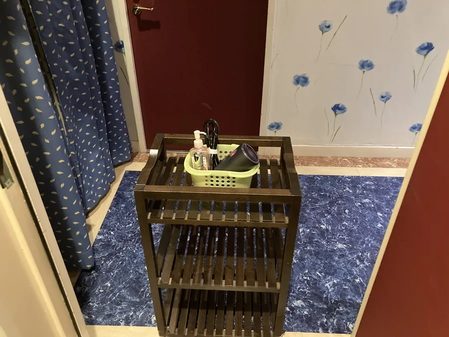 お部屋のドア前のワゴン。届いた品を受け取る