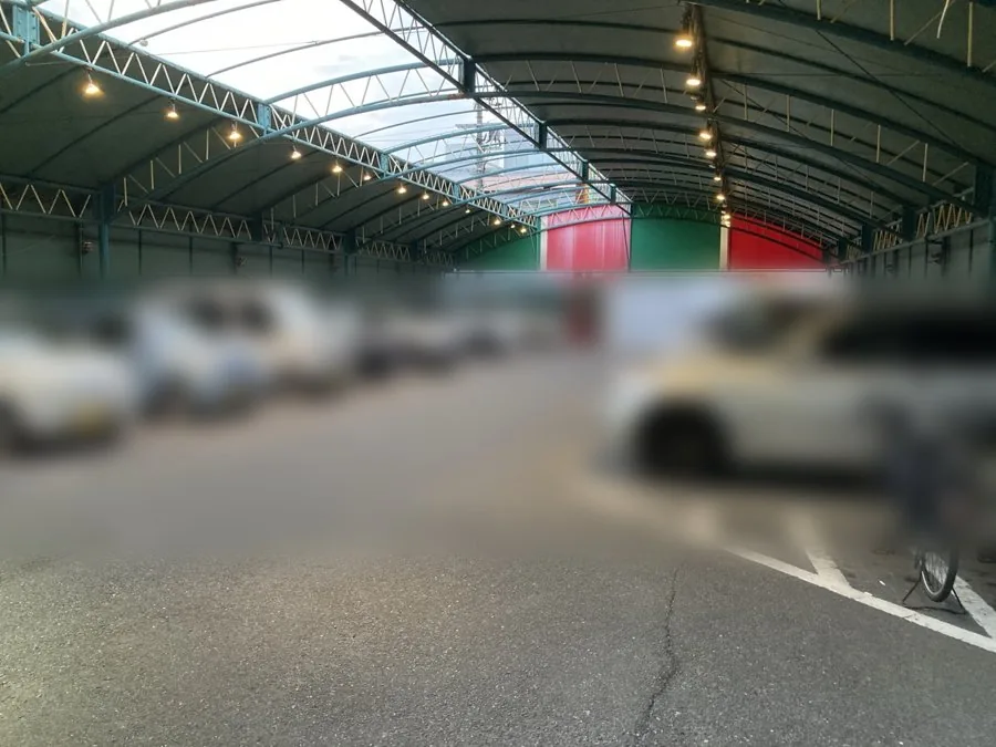 広い屋根付き駐車場
